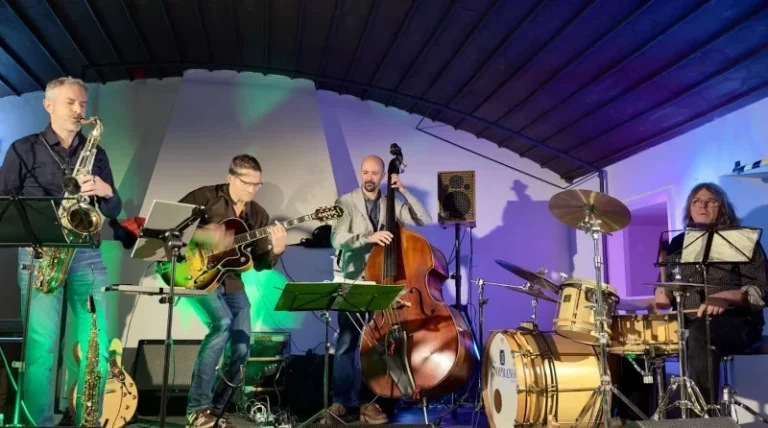 Die Ben-Beucker-Band begeistert ihr Publikum mit eigenen Interpretationen von Jazzklassikern unterschiedlichster Stilrichtungen: von Bossa bis Swing, von Blues bis Soul, von Funk bis Latin ist für jeden Geschmack sicher etwas dabei. Die vier Musiker lernten sich auf der Jam-Session in Kaufbeuren kennen. Sie verbindet einerseits der Wunsch nach kreativen Arrangements, andererseits auch die Liebe zur freien Gestaltung von bekannten Jazztunes, immer eingebettet in einen groovigen, absolut mitreißenden Sound. Dabei lassen sie natürlich gerne ihrer Improvisationslust freien Lauf.