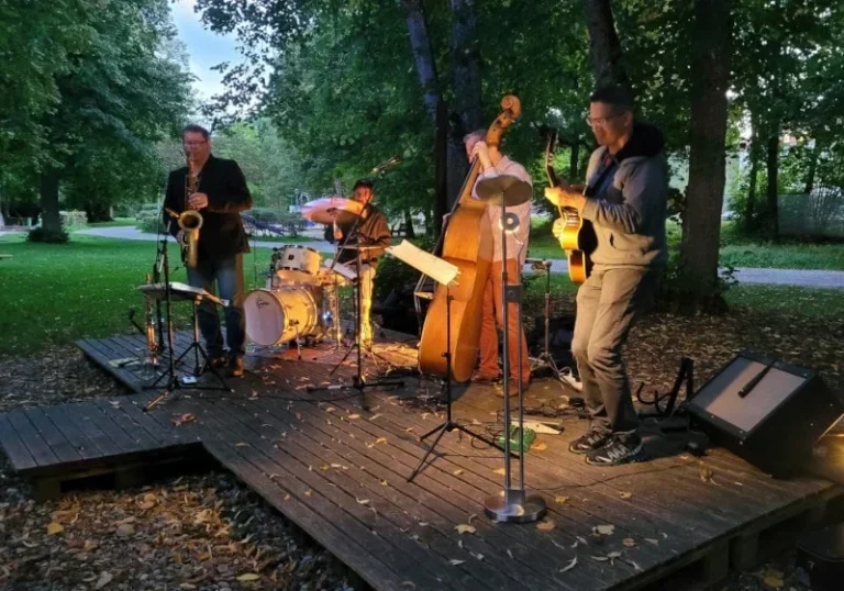 Tiny Schmauch spielt und singt mit seinen Mitstreitern Flori Mayer und Robert Schilhansl fein arrangierte Jazz-Standards und Eigenkompositionen. Das Programm des Trios beinhaltet Eigenes, Jazz-Standards aus Swing und Latin sowie Blues in verschiedenen Farben und Formen. Im Zusammenspiel des Trios entsteht feine Musik, mitreißende Improvisationen klingen an – über viele Jahre ist das Trio gereift und spielt Musik mit viel Gefühl und bringt Emotionen zum Klingen. Flori Mayer – Tenorsax, Sopransax, Klarinette Robert Schilhansl – Gitarre Tiny Schmauch – Kontrabass, Gesang
