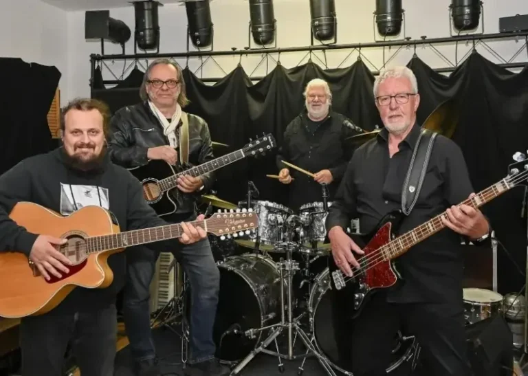 Es war eine spontane Idee, die 2025 zur Gründung von „The Highway Men“ führte, einem Ableger der Landsberger Coverband „take4friends“. Die vier Musiker holten das nach, was Johnny Cash, der in den 1950er Jahren als Soldat in Landsberg stationiert war und später mehrmals in US-Gefängnissen auftrat, nie schaffte: Sie traten in der JVA Landsberg auf. Inzwischen sind sie auf Tour in bayerischen Haftanstalten. Freut euch auf Outlaw-Country und Rock’n’Roll von Johnny Cash bis Elvis Presley u.v.m.