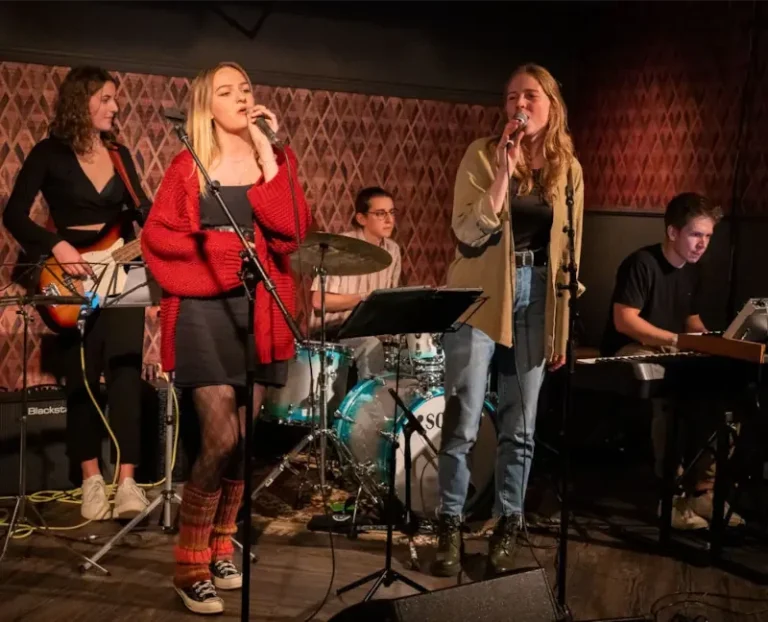 Mit Abba, Amy Winehouse, Lady Gaga und noch so vielem mehr lassen sich wundervolle Sommerabende genießen! Als die Band „Different Flavours“ treten Jakob Kerler, Daniel Gabler, Sinja Hujer, Josefina Ried und Anna Wahl zusammen auf. Wie der Bandname schon deutlich macht, covern die jungen Musikerinnen und Musiker Lieder aus ganz verschiedenen Genres: Pop, Funk, R&B, Jazz. So ist für jeden Geschmack etwas dabei.