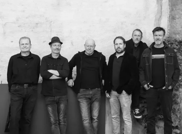 ABO – das sind sechs motivierte Musiker, die zum Großteil seit über 30 Jahren gemeinsam auf der Bühne stehen. Der Bandname leitet sich vom „Armin-Bräuer-Orchester“ ab, benannt nach dem Sänger der Gruppe. Doch keine Sorge: Das Wort „Orchester“ ist hier mit einem Augenzwinkern zu verstehen – denn was das Publikum erwartet, ist positive Rockenergie! Mit einem Mix aus Spielfreude, Erfahrung und Rock-Feeling bringt ABO viele Klassiker der Rockgeschichte auf die Bühne. Gecovert werden Songs aus den 70er-, 80er- und 90er-Jahren. Im Repertoire finden sich Titel von Deep Purple, Whitesnake, TOTO, U2, Head East, Bon Jovi, Status Quo, Pink Floyd und vielen mehr. Gespielt wird nur, was der Band selbst richtig Spaß macht – und genau das spürt man bei jedem Live-Auftritt. Die Energie springt über, das Publikum geht mit – und aus einem Konzert wird so ein Rock-Erlebnis, das die guten alten Zeiten wieder auferstehen lässt.