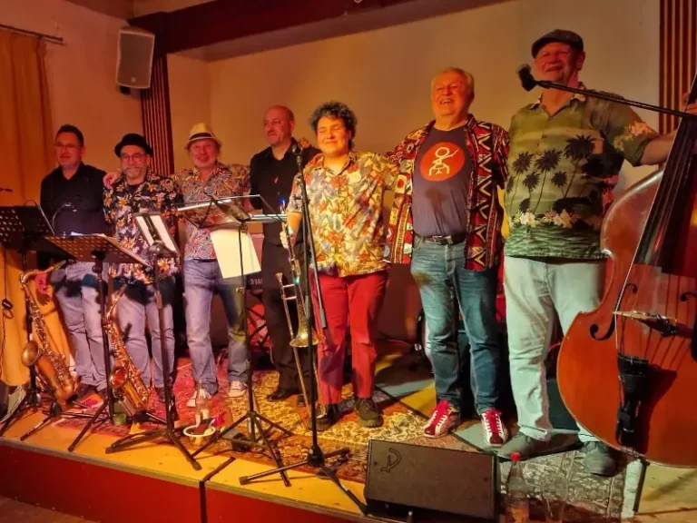 “The Jitterbug Bites” haben sich mit Haut und Haar der energiegeladenen Musik der 1940er- und frühen 1950er-Jahre verschrieben. Lange bevor der Rock ’n‘ Roll erfunden wurde, verwandelten Tänze wie Lindy Hop und Jitterbug die Jazz-Clubs und Ballsäle in wilde Tanzschuppen. Kein Wunder, dass gerade der Lindy Hop derzeit wieder hoch angesagt ist. Mit Rhythmusgruppe aus Piano, Bass und Schlagzeug, einer Bläsersektion mit zwei Saxophonen und zwei Posaunen lassen „The Jitterbug Bites“ die Swinging Forties wieder aufleben und haben neben den Songs von Louis Jordan, Big Joe Turner und Louis Prima auch ein großes Repertoire aus Eigenkompositionen im Gepäck. Ein Konzert- und Tanzereignis der besonderen Art. Besetzung: Steffen Schöchle: Kontrabass, Gesang Yves Schubert: Piano Heinz Sadlowski: Schlagzeug Jo Schnabl: Altsaxophon, Gesang Roland Kurtz: Tenor-/Baritonsaxophon Uli Welz: Posaune Cato Kurtz: Posaune, Gesang